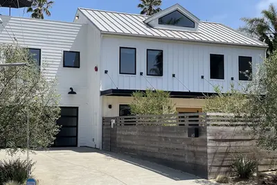 Image de New Luxury Beach Condo. 1 block from beach. 30 Day Executive Rental