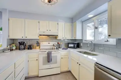 Image de Open, bright home. Hidden in the middle of it all.