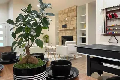 Image de Stylish 4\/2 with cozy fires place