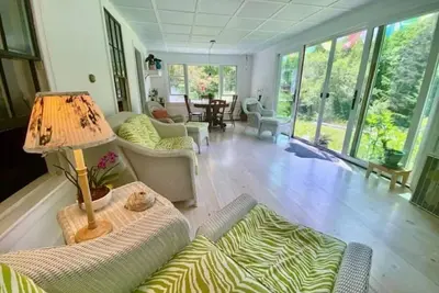 Image de Historic 4-bedroom Home Close to Pleasant Lake