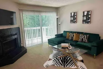 Image de Chic 2 Bed Apartment: Patio Oasis & Workspace!