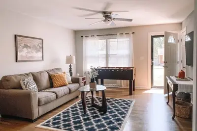 Image de Cozy 3br/1b with Piano Fooseball table close to Airport/Keeneland Pet-Friendly! \n