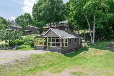 Image de Twilight - Cabin 5 · Lawrence's Lakeside Cabins | 'Twilight' Waterfront