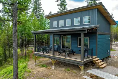 Image de One of a kind views of Glacier National Park! Cascade Cabin at Thunderbird Ridge.