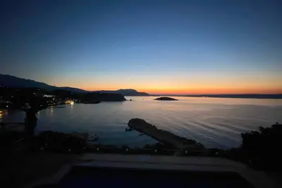 Luxury Seaview Apartment, 1min Walk From Beach!