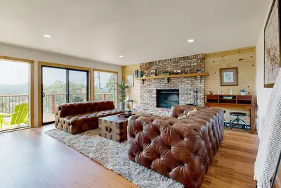 Image de Radiant mtn-view home with fireplace, large deck, heated pool, tennis - dogs Ok