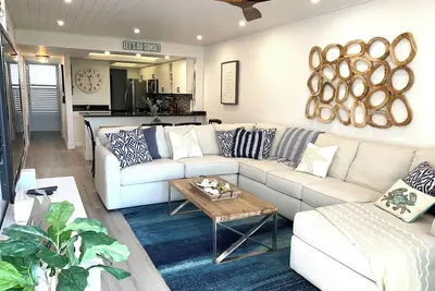 Image de New listing! Bright clean condo in paradise! At Moon Bay condominium