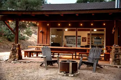 Image de Serene Ranch Retreat amongst the oaks set on an 165 acres property.