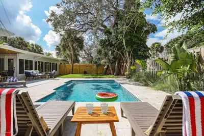 Image de Relax at Starfish Contemporary Home | Pool | Bring the entire Family - Dog Friendly | Game Room