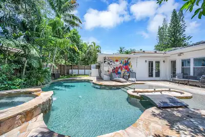 Image de Modern Tropical Pool House North Miami- w/Jacuzzi - El Portal -