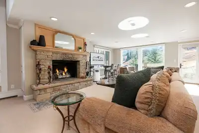 Image de Two-level corner condo w/ fireplace, amazing mountain views, spa and hot tub access