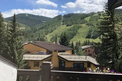 Image de Newly renovated 3 bedroom, 3 bathroom condo on Gore Creek in Vail Village.