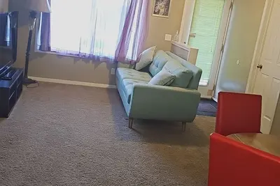 Image de 8 minutes to Airport Spacious suite close to Amenities. 20 mins to Downtown