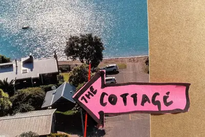 Image de Self-contained 3-room Cottage right on the Mahurangi Waterfront.