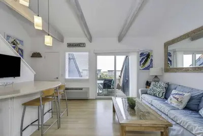 Image de Loftly Living 1 Br w/ 2 Bths and private balcony