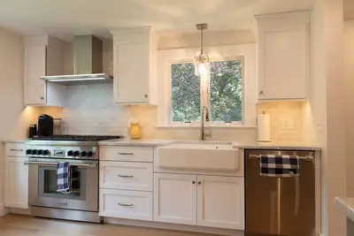 Image de Gorgeous, renovated home with gourmet kitchen, minutes to Jamestown & Newport