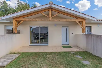 Image de Maison de vacances 'La P'tite Maison De Charlotte' avec terrasse privée, Wi-Fi et climatisation