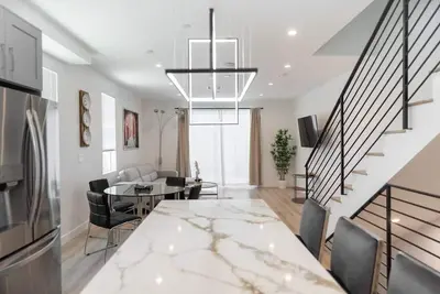 Image de Modern 3-4 Bedroom Townhome Built In 2023 With Office, Bonus Room, 2-Car Garage With Ev Charger & 2 Balconies (p63)
