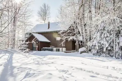 Image de Spacious Trailside Vacation Home with an Outdoor Hot Tub and Indoor Whirlpool