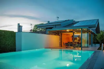 Image de Maison de vacances privée avec sauna, climatisation, Wifi, piscine, bain à remous, Tv, patio