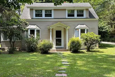 Image de Warm Peconic home…short walk to a private beach.