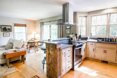 Image de Stowe-Away to this beautiful home in Stowe