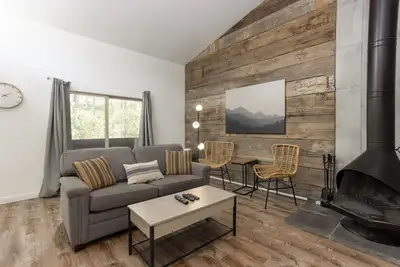 Image de Abbot 19-Modern Condo, Wood Fireplace, Bikes, Perfect for 4