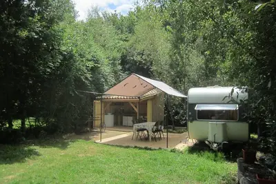 Image de Caravane Vintage à l'orée des bois