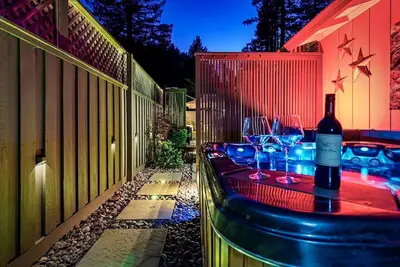 Image de GuernevilleGetaway-Fun Home w/ Lounge! Super Chill - GmRm, HotTub, Pup, WiFi!