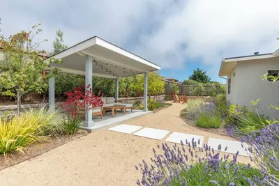 Image de Luxury modern home with backyard and golf simulator!