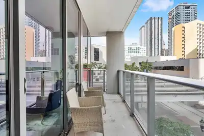 Image de 3br/3ba Highrise in Prime Downtown | Rooftop Pool