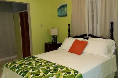 Image de 5 minutes to the beach! Cozy 2 Bedroom & Bathroom with balcony & scenic views