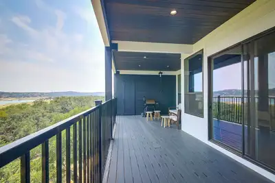 Image de Lago Vista Condo w/ Game Room, Deck & Water Views!