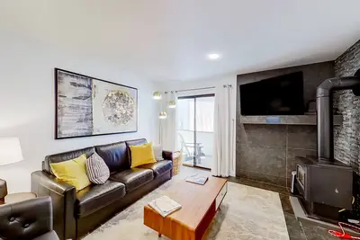 Image de Rare mountainside condo with skiing, fireplace, lovely kitchen, washer\/dryer, Ac