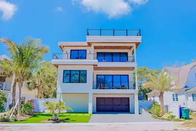 Image de Tropical gem near beach with amazing Gulf view, pool, spa, game room & roof deck
