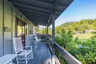 Image de One-Level 2bd/2ba Pet-Friendly Cabin in the Center of Maggie Valley!