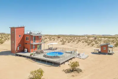 Image de Container Compound • Pool • Hot Tub • Terrace