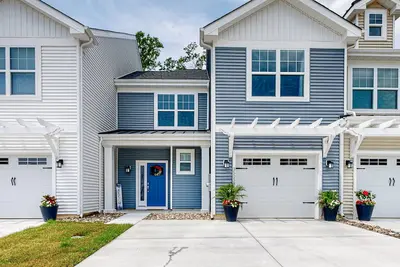 Image de Friendship Creek --- 35058 Dundee St | Charming townhouse with pool & patio