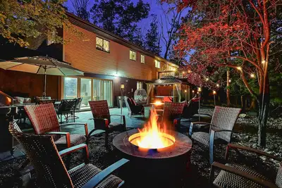 Image de Outdoor Entertainment Space: Family Poconos Home