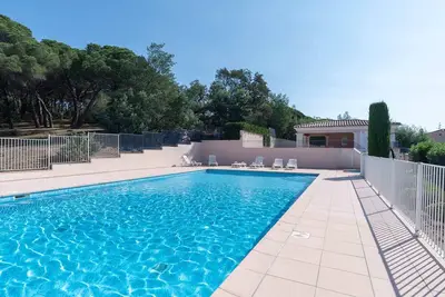 Image de Cocon lumineux avec piscine et vue sur mer