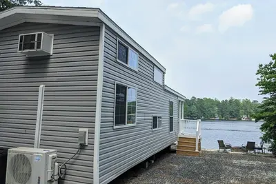 Image de Lakeside Cottage Rental in Seasonal Campground
