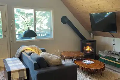 Image de Top Floor Suite on the Knoll with private laundry, Bbq, and pet-friendly!