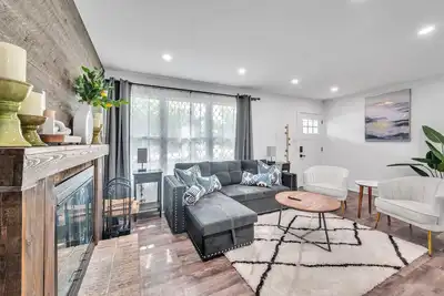 Image de Comforting Retreat Near Woodfield Mall by RedAwning