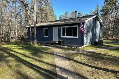 Image de Renovated-Secluded Cozy Cabin. Minutes from Forest Dunes-River-Explore!