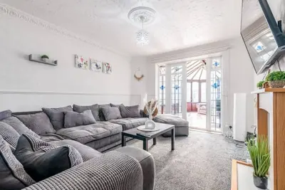 Image de 3-Bed House Near Lakeside Mall | Free Parking\n\n\n\n\n\n\n\n\n\n\n\n\n\n\n\n\n\n\n\n\n