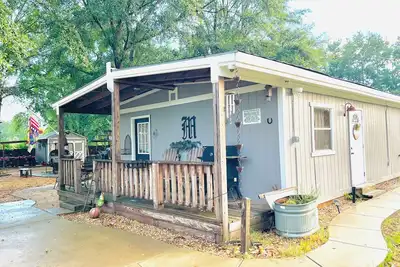 Image de Rustic Farm cottage with firepit-horses, goats and fresh eggs every morning.
