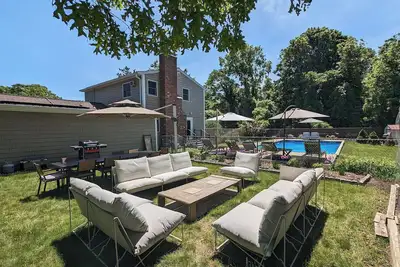 Image de Large coastal bohemian getaway w\/ pool