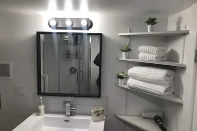 Image de Cozy garden level full one-bedroom suite