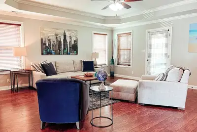 Image de Great house in Clarksville! Located by Hospital