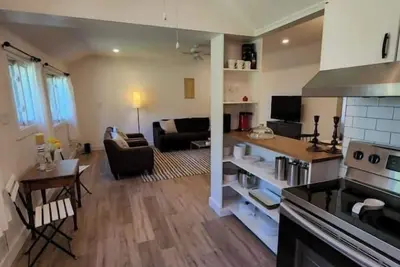 Image de Charming four-season 3 bedroom cottage on quiet street - 8 minute walk to beach